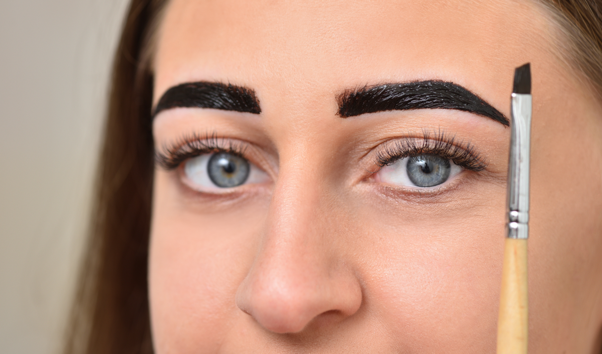 Barvanje obrvi je bilo dolgo nekaj, kar sem prepuščala kozmetičarki.